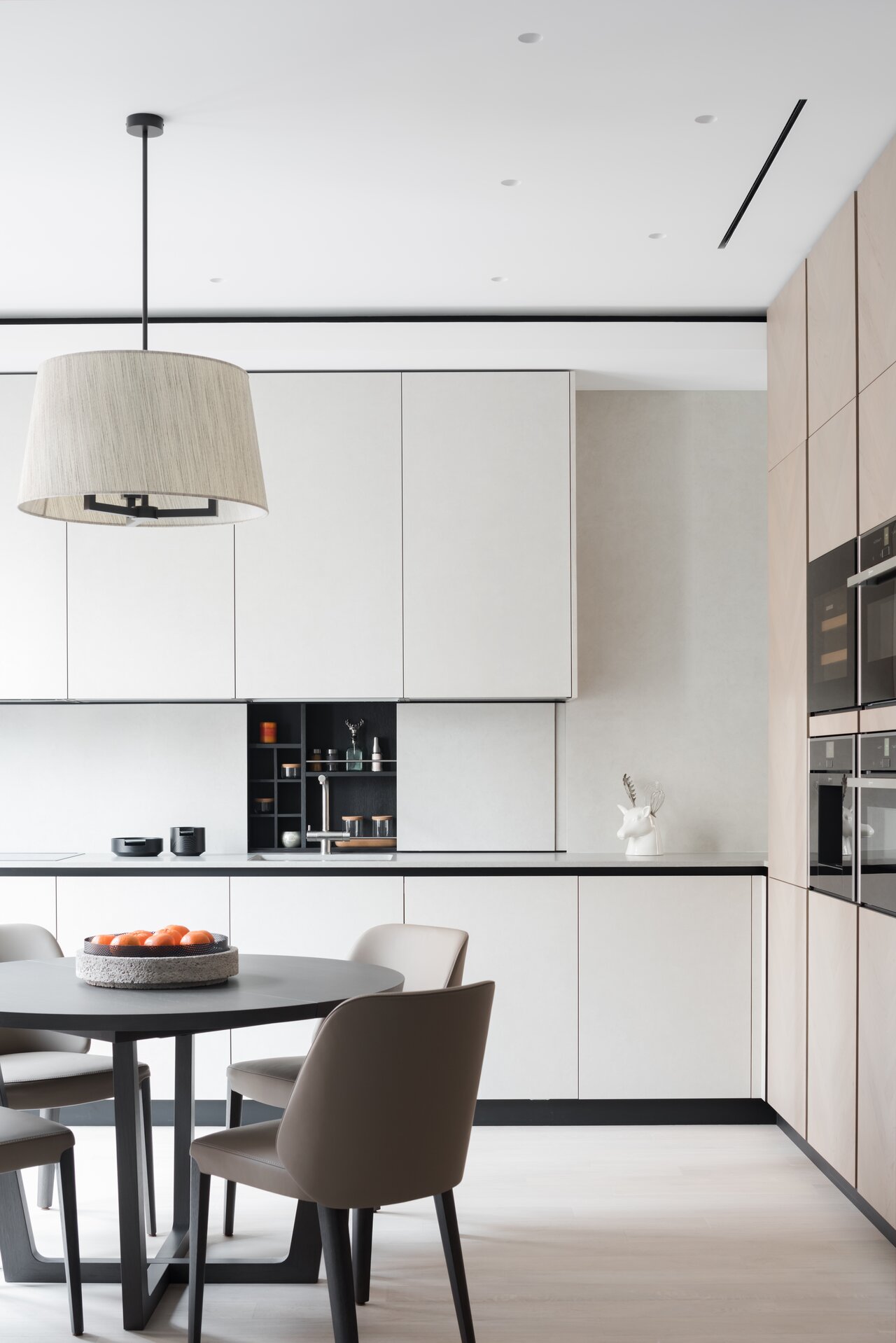 Cucina moderna con isola centrale